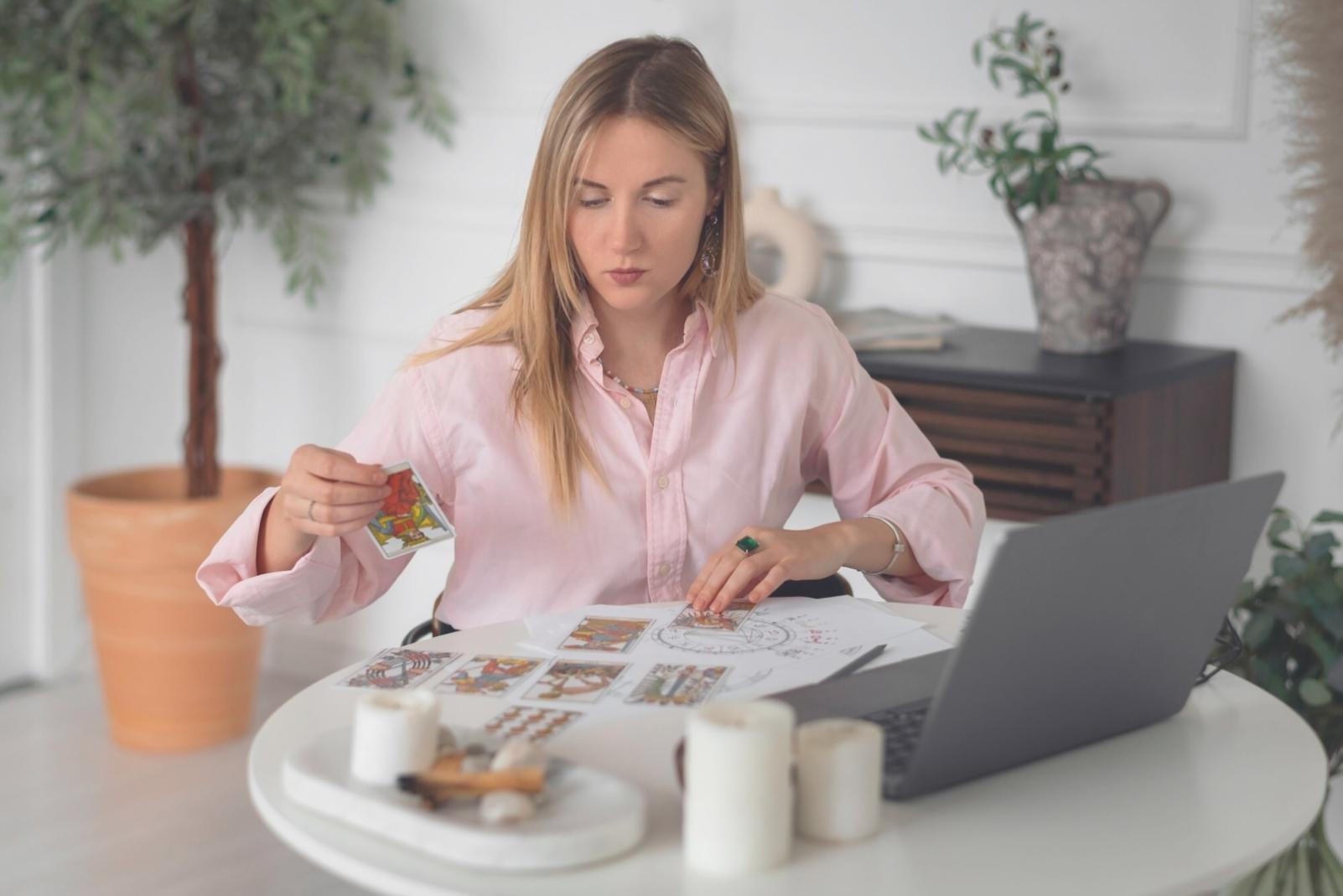 Teilnehmende bei der Analyse ihrer finanziellen Situation